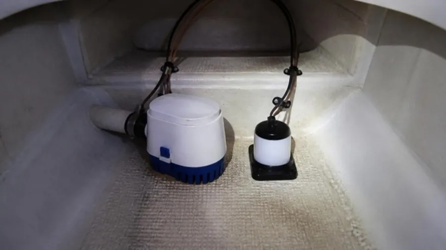 Bomba de achique con interruptor de flotador instalada en la sentina de una lancha